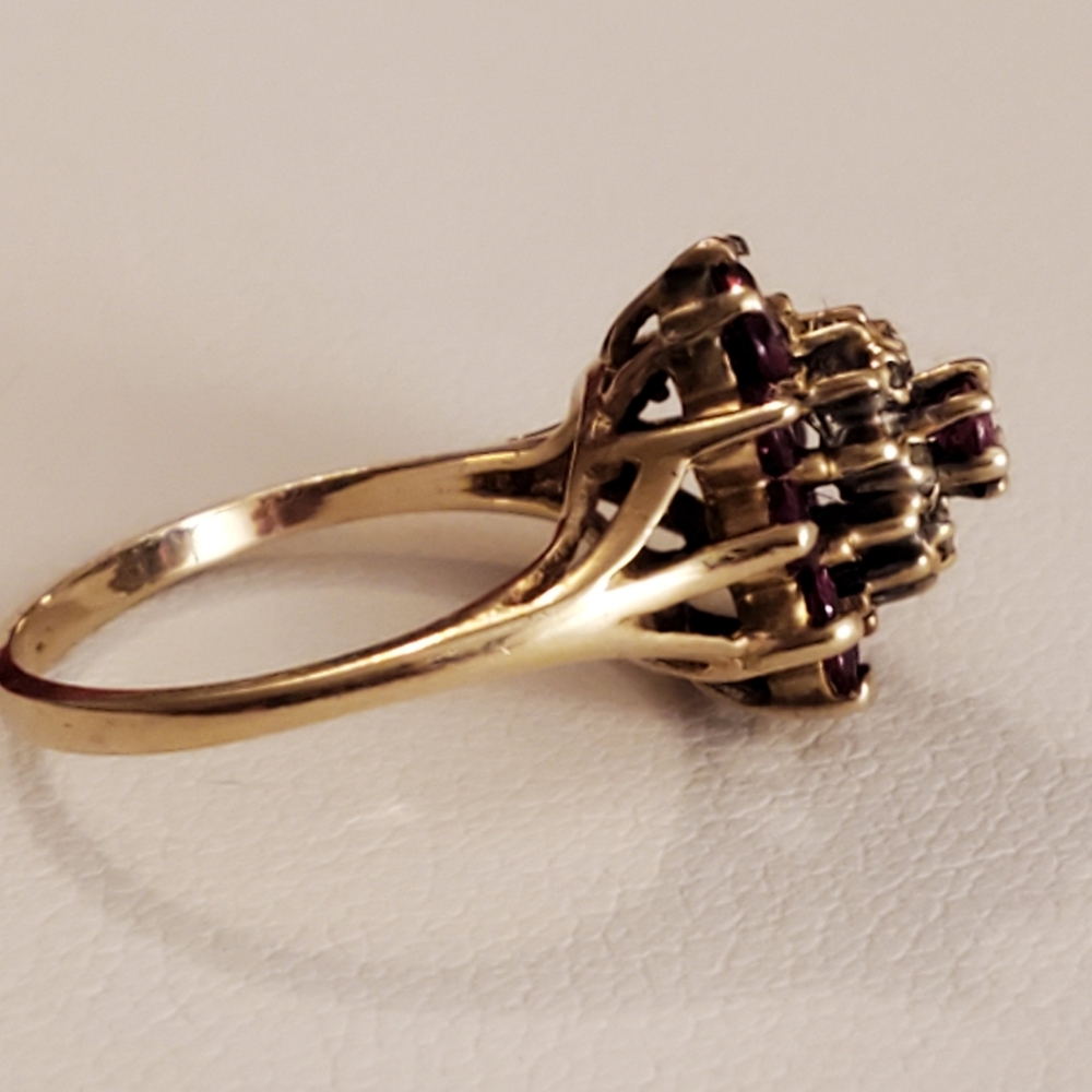 Beautiful 10k yg ruby/ diamond ring - Picture 4 of 7